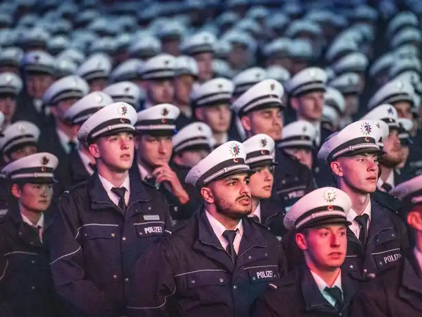 Tausende angehende Polizist*innen schwören den Diensteid